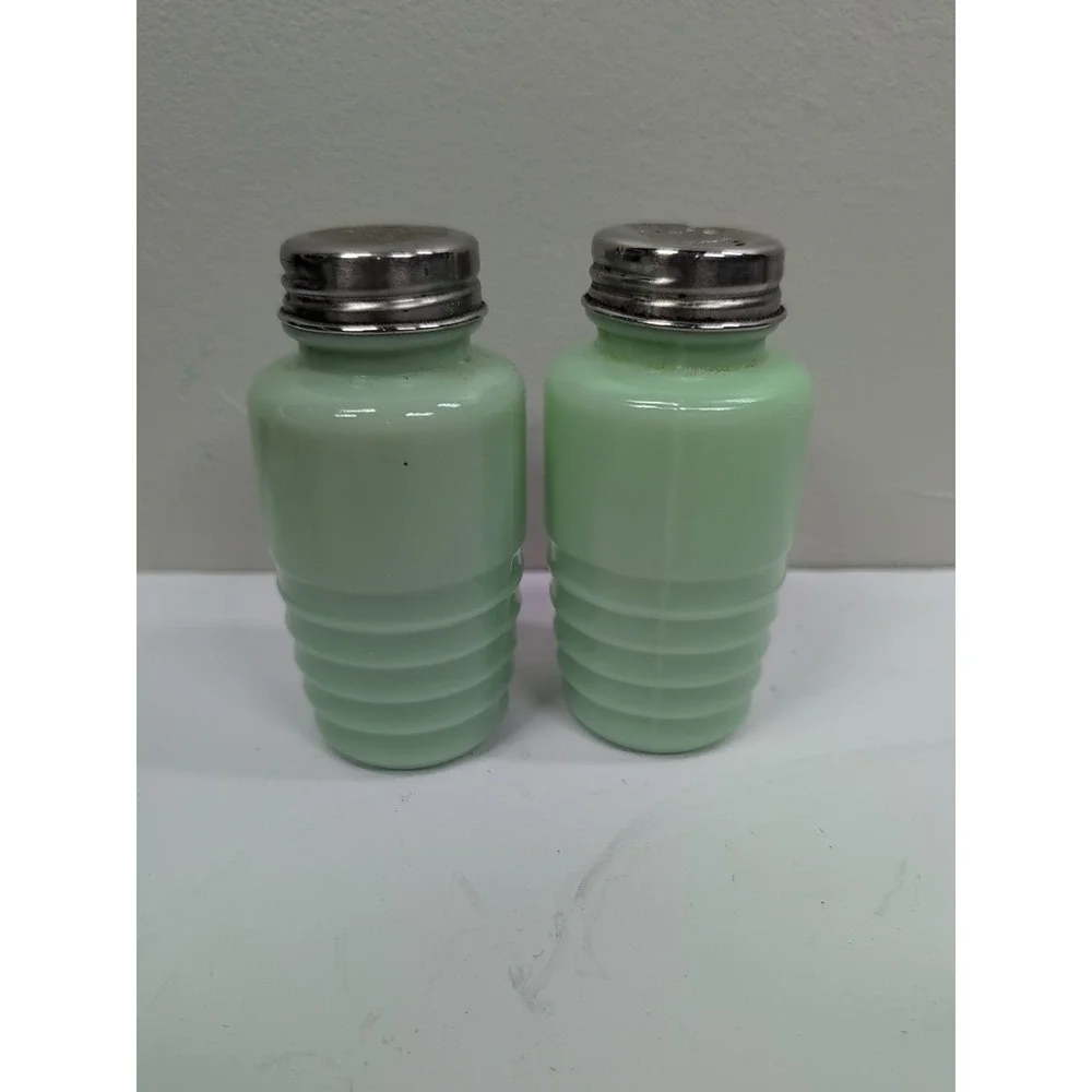 VTG - Jeannette Jade-ite‎ Beehive Salt & Pepper Shaker Set with Lids